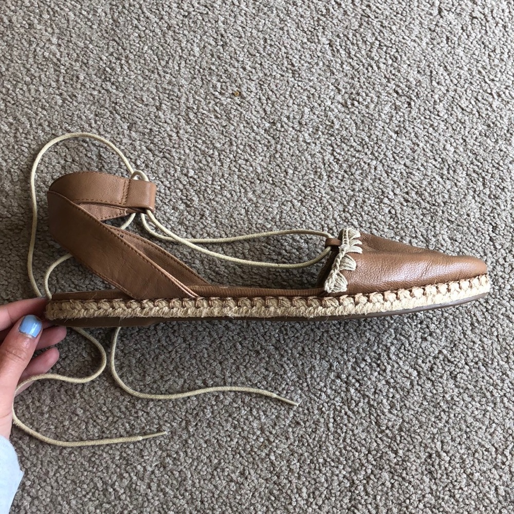 Adorable closed toe sandals with string to adjust! - Picture 3 of 4